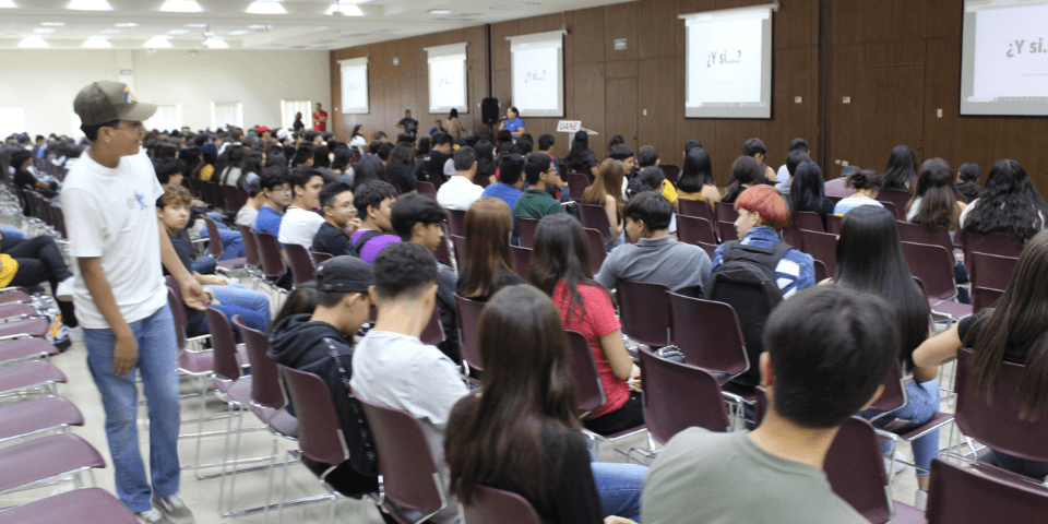 Iniciando con Sonrisas: En UANE Saltillo, la inducción al bachillerato se llena de diversión y camaradería, creando un camino de aprendizaje emocionante desde el principio.