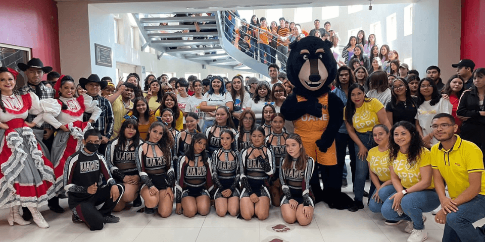 "Energía y espíritu: Las porristas de UANE Matamoros iluminaron el evento de regreso a clases con su pasión y entusiasmo, infundiendo alegría en todos nosotros mientras celebrábamos el inicio del semestre. 
