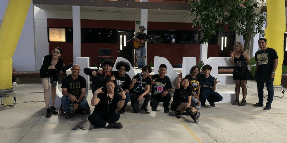 "¡Rockeando el regreso a clases en UANE Reynosa! Nuestros estudiantes se convirtieron en auténticos rockstars, llenando el evento de energía y actitud. ¡Descubre el espíritu del rock en cada foto! 