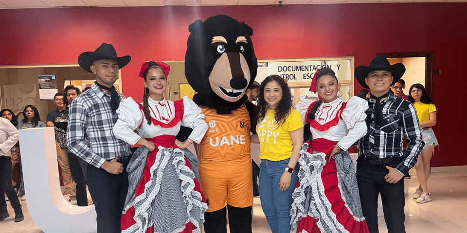 "Pasión por el folclor: Un regreso a clases inolvidable en UANE Matamoros con una deslumbrante demostración de bailes tradicionales que nos unieron en alegría y cultura. 