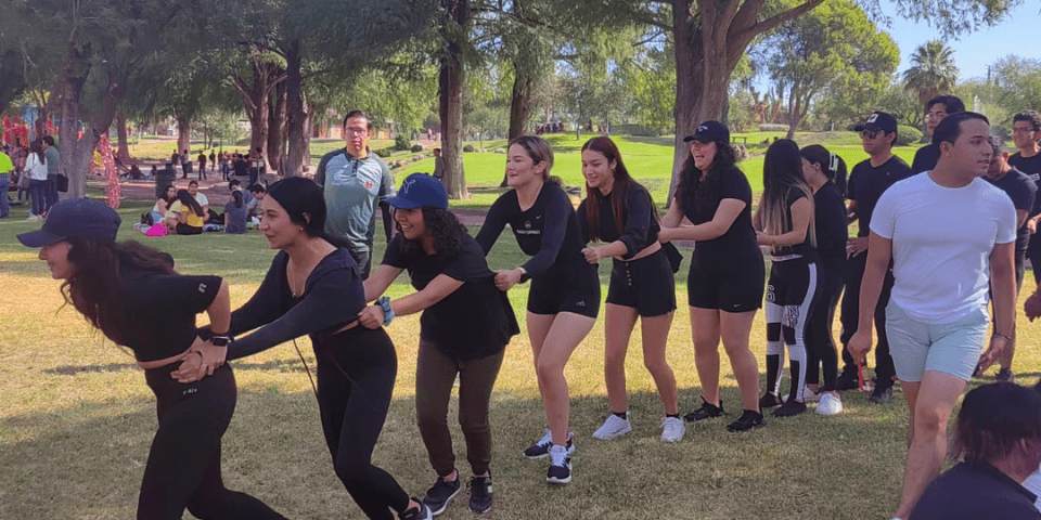 "El espíritu de comunidad cobra vida en UANE Monclova, donde los estudiantes son introducidos a los clubs culturales y deportivos que enriquecerán su experiencia educativa con pasiones compartidas. 