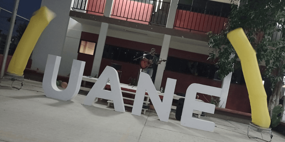 "Capturando momentos estelares en UANE Reynosa. Nuestros estudiantes asumieron la temática rockstar en nuestro evento de regreso a clases, mostrando su individualidad y su amor por la música. ¡Revive la vibra del rock en cada foto! 