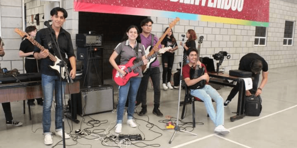 En UANE Torreón, la cultura y el deporte nos conectan de manera única. En este regreso a clases, construyamos momentos de compañerismo que se entrelacen con el ritmo de la música y el espíritu deportivo. ¡Celebremos juntos nuestra diversidad y forjemos recuerdos inolvidables! 