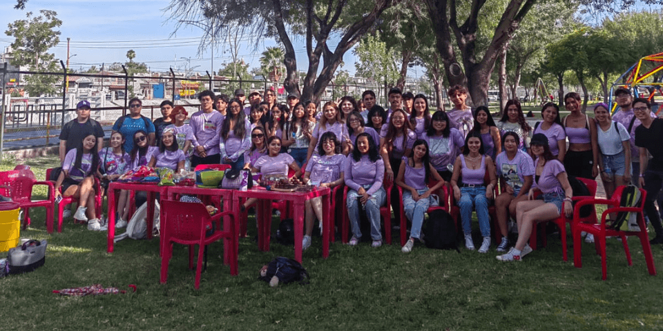  "El campus de UANE Monclova se convierte en un hogar lejos de casa mientras los estudiantes se reencuentran con amigos y profesores en una emotiva bienvenida al regreso a clases. 