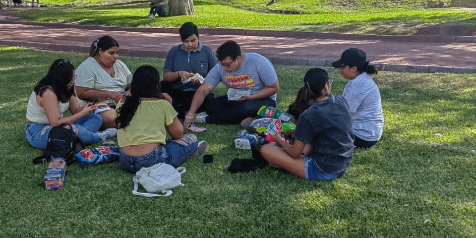 "¡Un día al aire libre en Xochipilli! Los estudiantes de UANE Monclova se reúnen en un picnic lleno de risas y camaradería, fortaleciendo lazos y creando recuerdos que durarán toda la vida. 